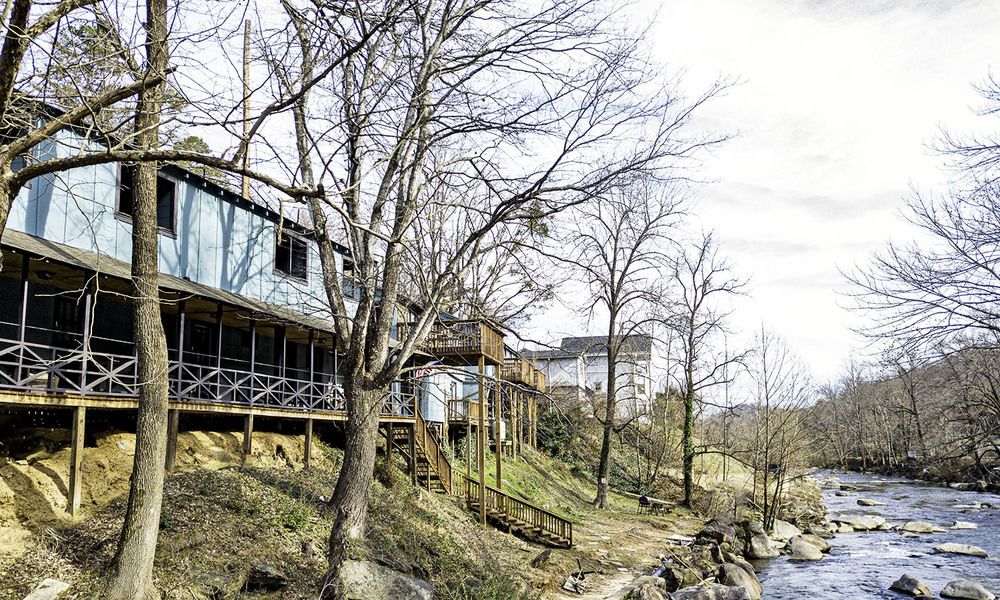 Riverside Lodge at Chimney Rock: 289 Main St, Chimney Rock, NC 28720